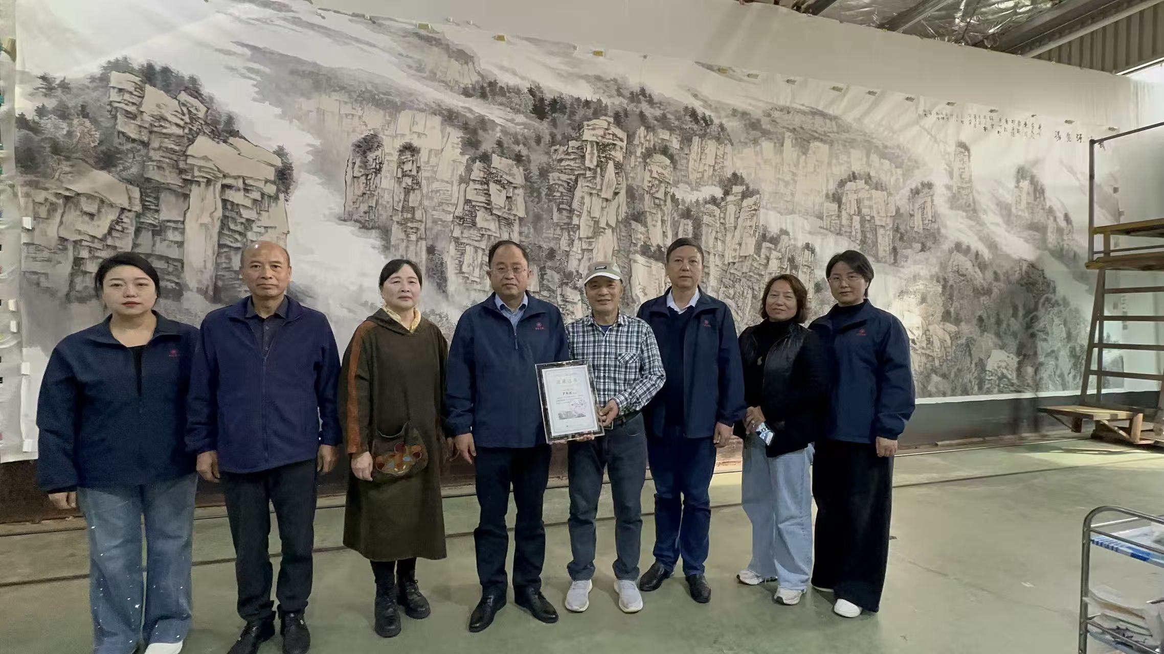 以紙為媒傳鄉韻——湘籍畫家慨捐巨作